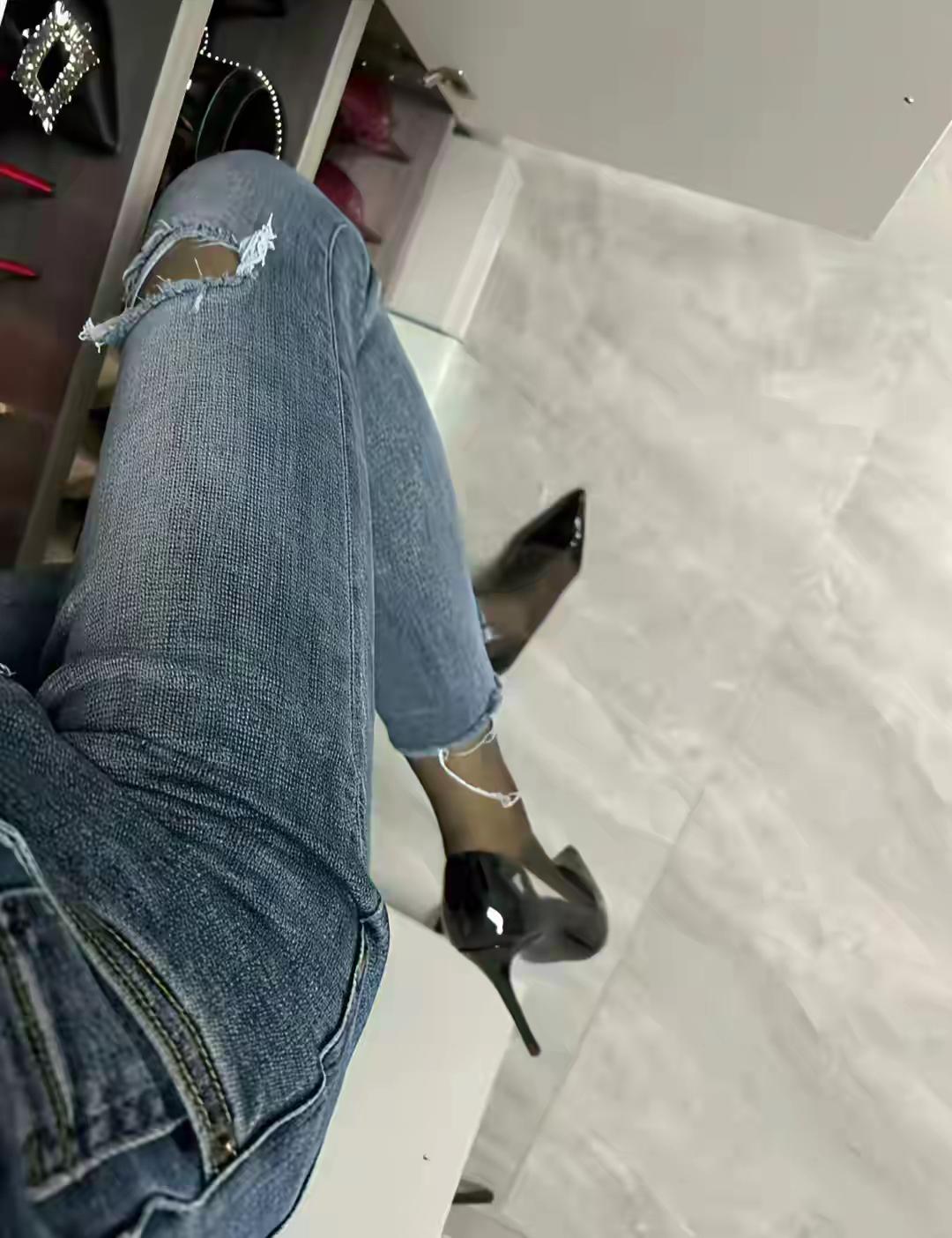 轻纱拂面，高跟鞋踏青石