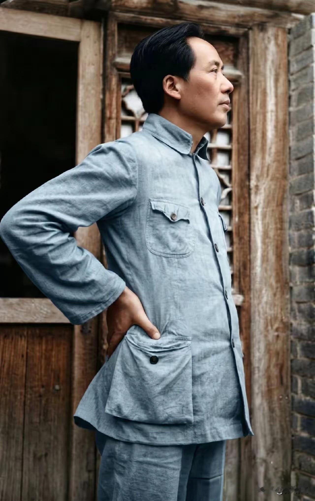 伟人风骨，乱云飞渡仍从容，伟业千秋贯长虹！