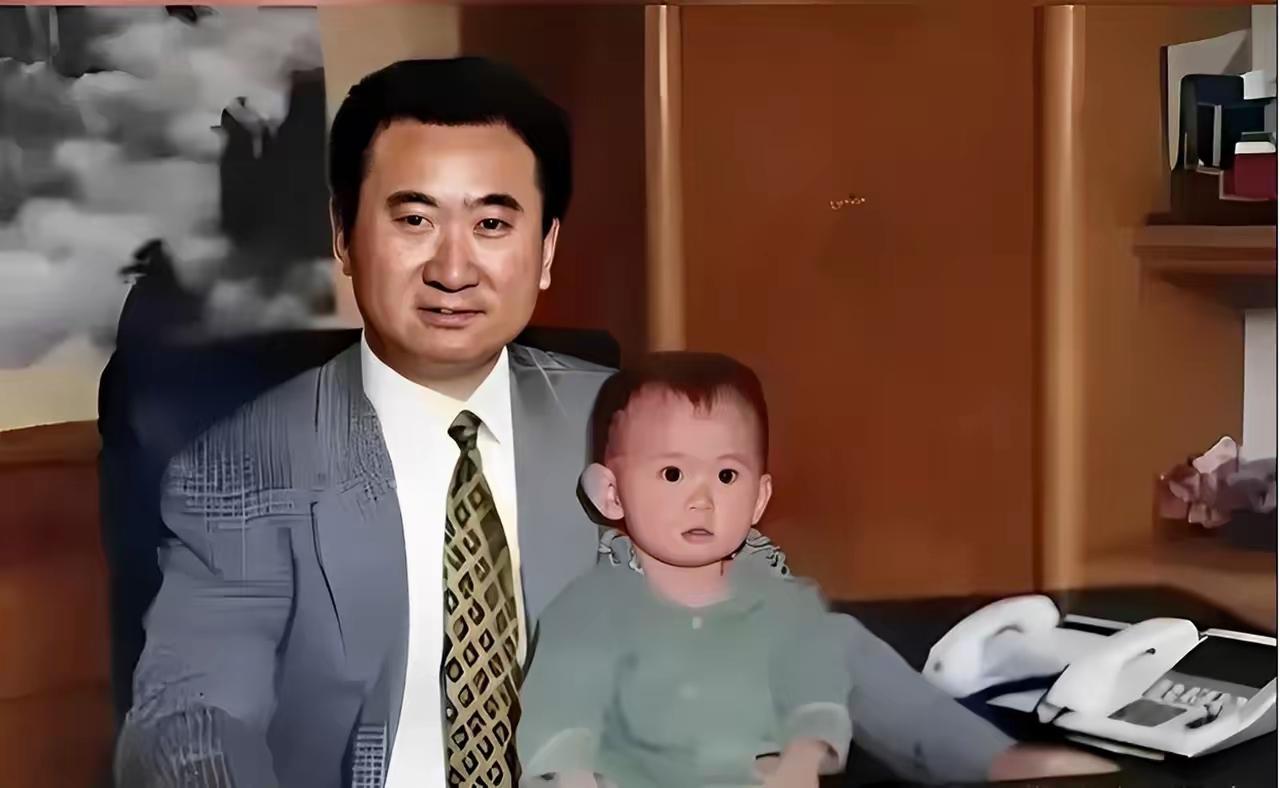 看到这张 90 年代初王健林在办公室抱着儿子王思聪照片，感觉时光一下就被拉回去了