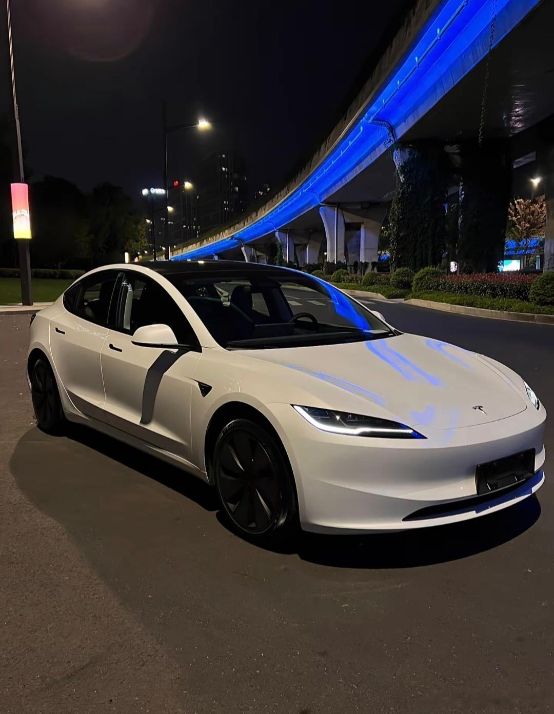 特斯拉推出平价版Model3 没想到毛坯房还有减配空间移除前排座椅通风、后排加热