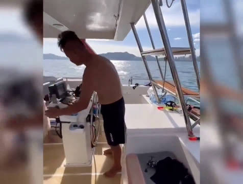 在海上捡到一架军用无人机，不知道是不是间谍机，交回海军！ ​