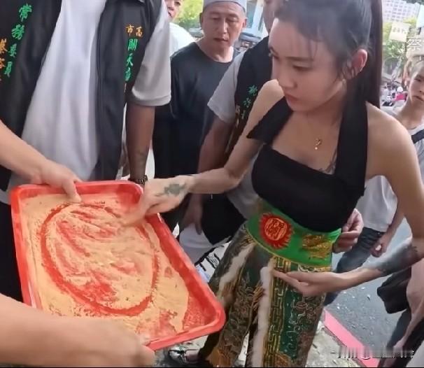 乩身后整个面相都变了，眼睛更大而有神，那么多乩童，关老爷忙得过来吗?
女孩也就认