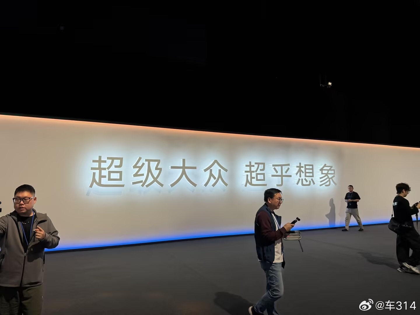 以前光看图感觉不出来，这到了现场之后，感觉大众ID.ERA 9X的体格子确实挺大