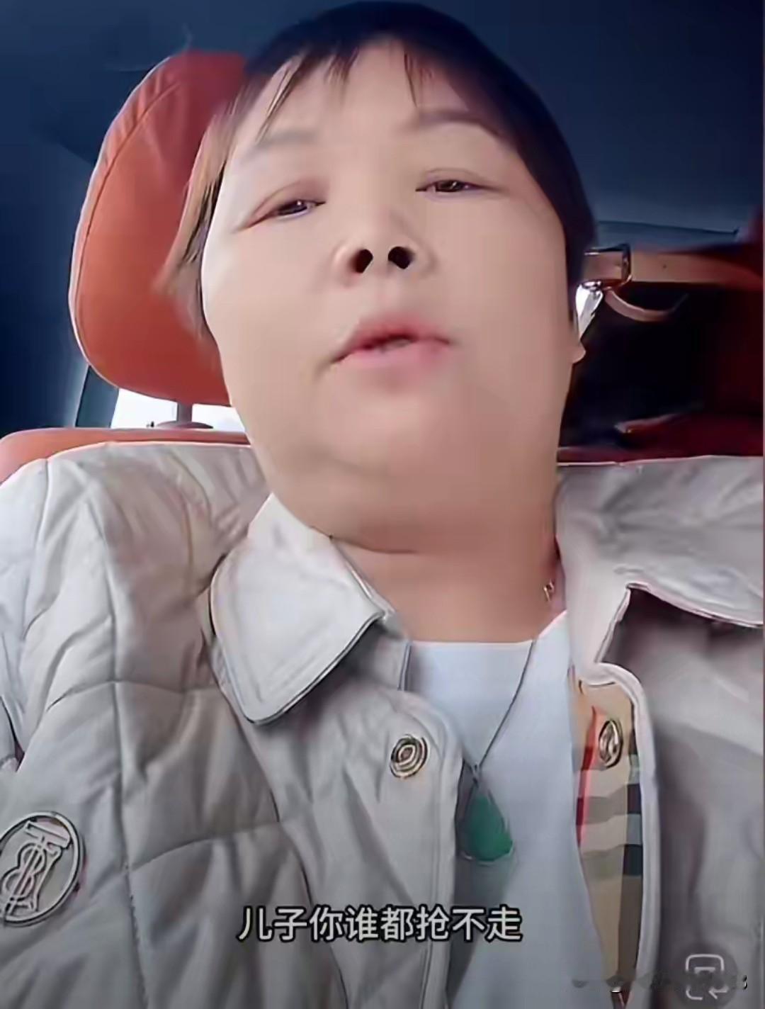 叶锐聪妈妈送儿子回学校。全家开车1600km到学校。在路上一直开启直播，直播在线