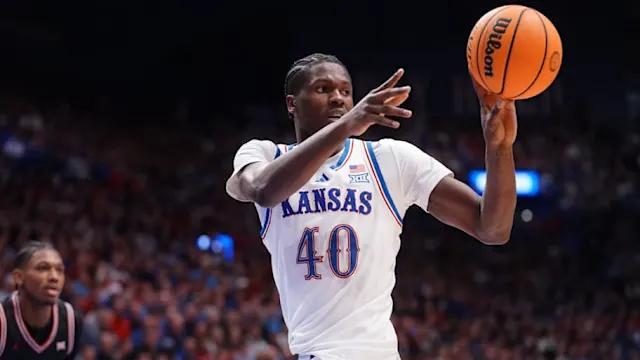 堪萨斯大学大二中锋弗洛里·比东加计划报名参加NBA选秀，同时保留返校资格。消息人