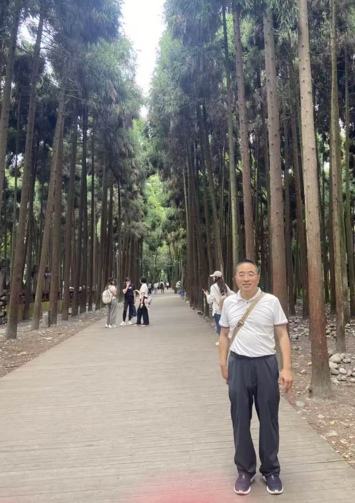 天为砚，水为墨，地为纸，每天拎着一个塑料桶一支海绵笔出门，临平橙友@芬芬芳 发现了写地书的乐趣丨橙友