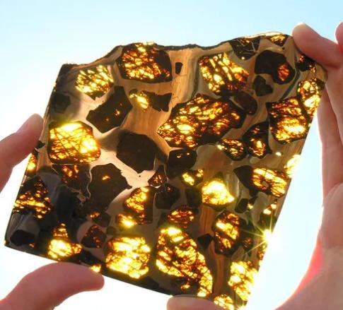 2000年，新疆一位农民在戈壁滩上，发现1颗“天价”陨石，重达一吨以上！本是太空