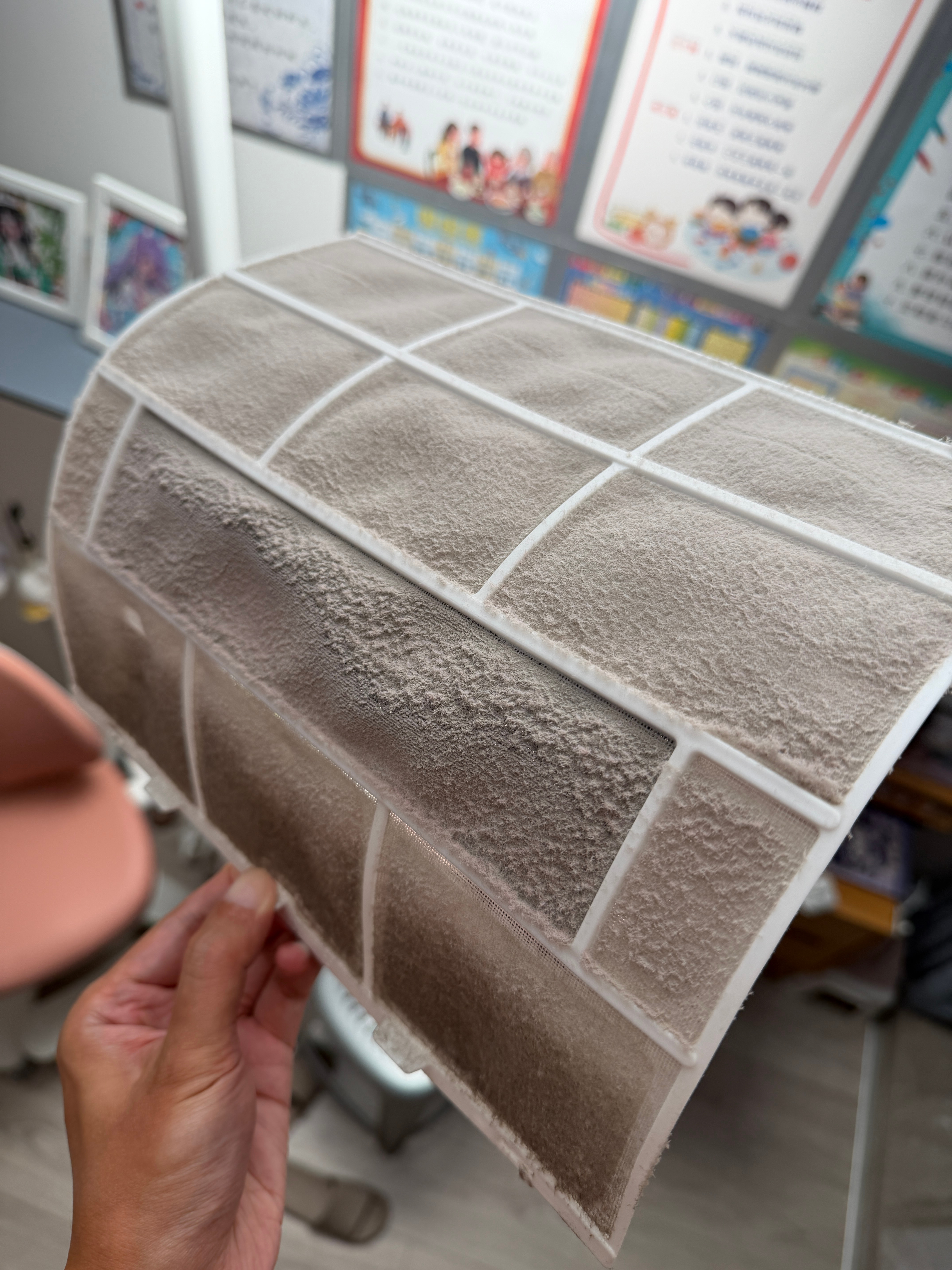 每次空调不制冷或则开始滴水都是因为滤网堵了 