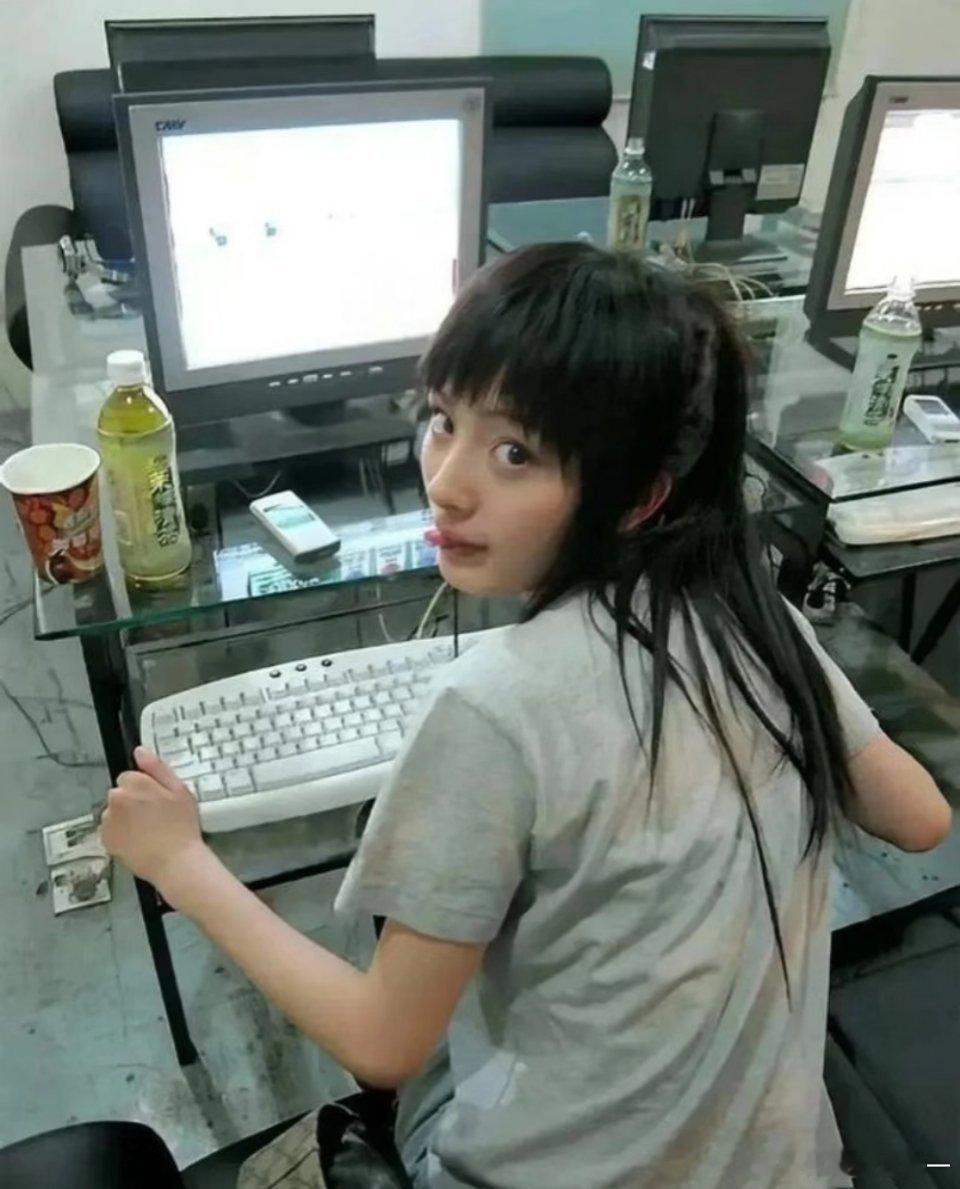 杨幂大学上形体课照片有人说这是19岁时的杨幂，正在网吧上网