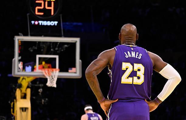 湖人除了三巨头，其他人还是不太行，今天靠着三巨头一共拿99分，才艰难取胜的。