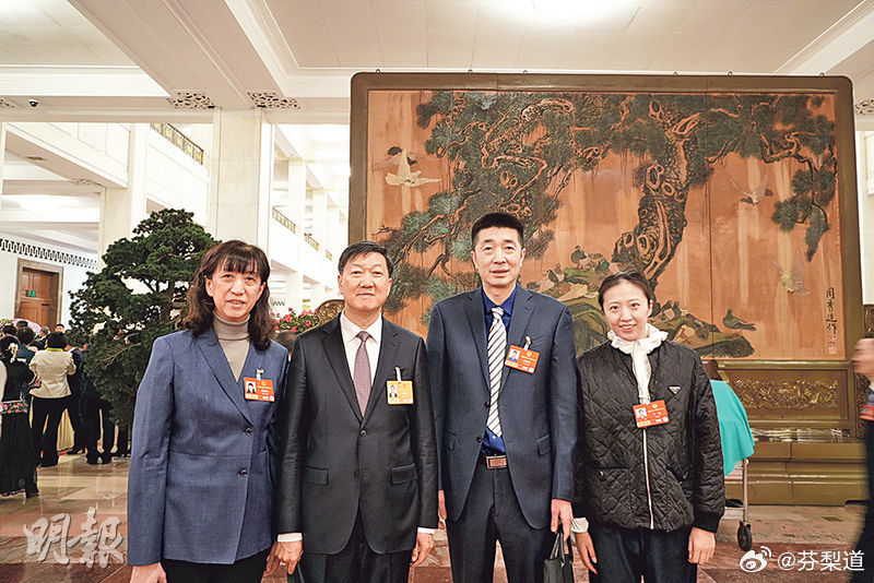 中国女排丁霞赖亚文、高志丹、安家杰和丁霞在人民大会堂合影留念 