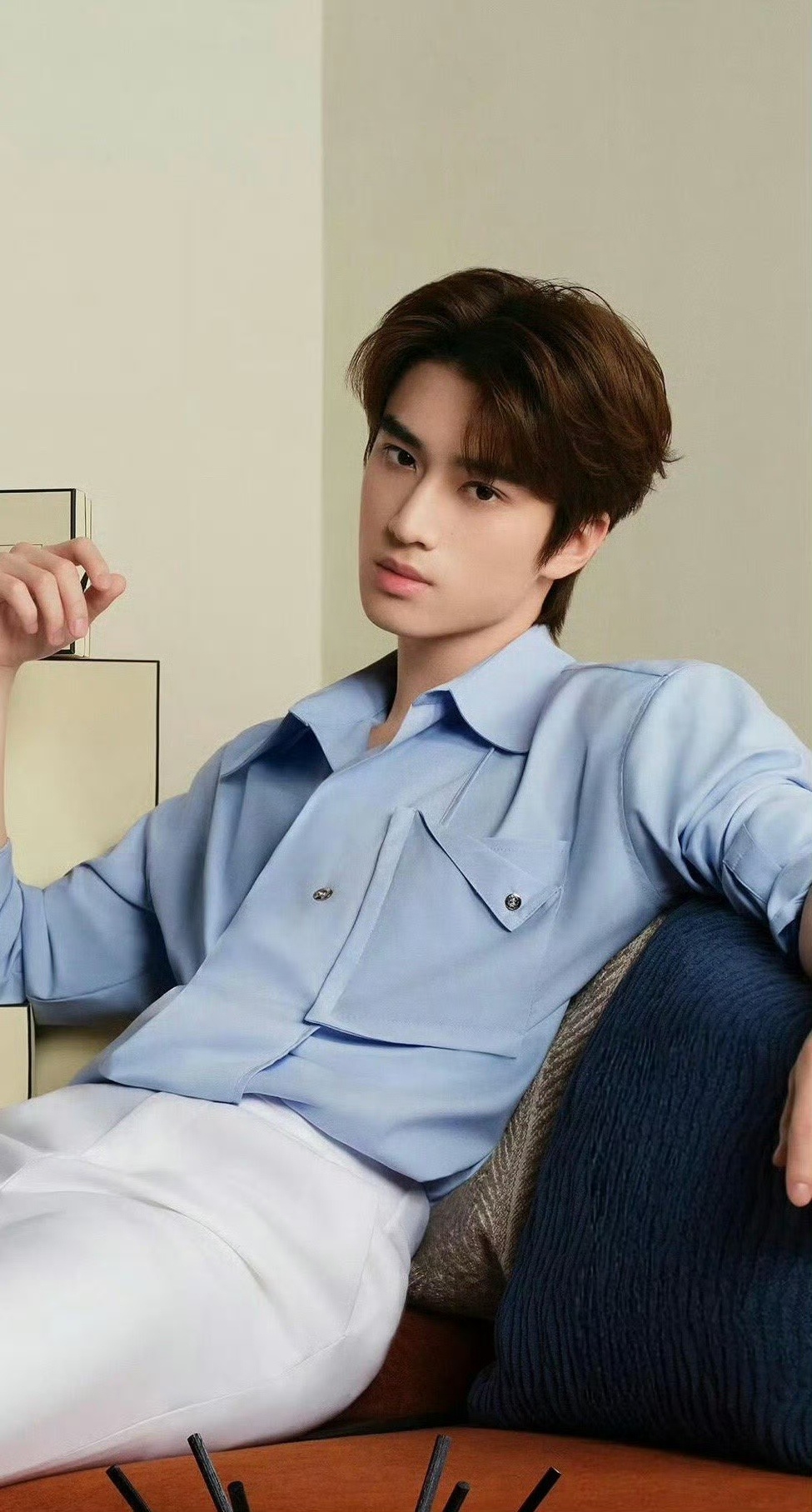 张康乐往那一站就怦然心动了无需刻意经营，张康乐站在那儿就自带“心动光晕”。清冷疏