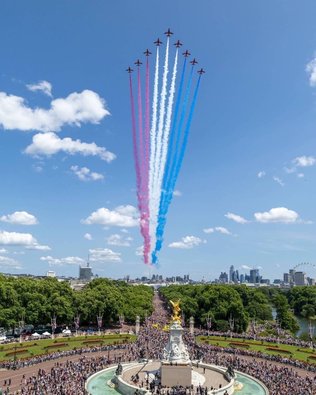 12月30日，英国皇家空军发文回顾了红箭飞行表演队和“台风”展示队等队伍在202