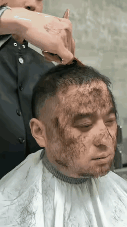 这小哥理个发，他到底造了什么孽？碰上这样的Tony老师？

此小哥整个脸上，全部