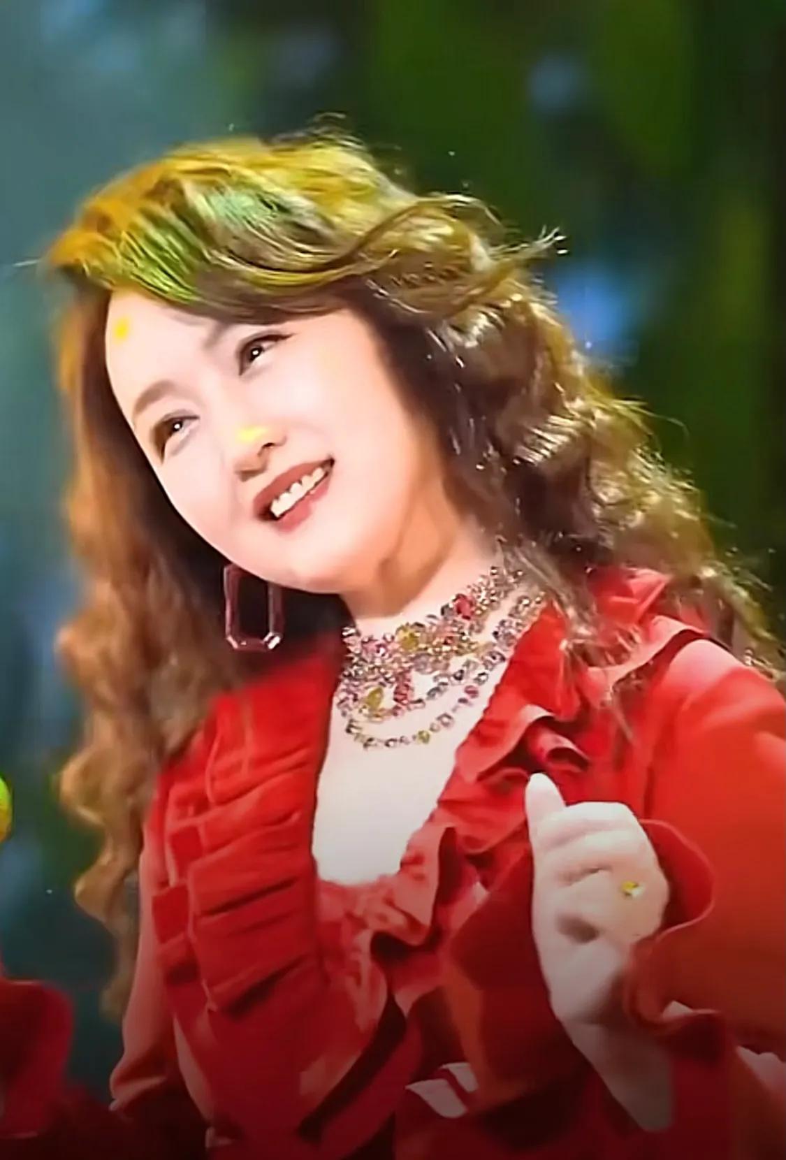 她的眼睛勾人心魄。
她从来没有坦胸露肉的，有实力的唱将都这样，只有没有实力的才露