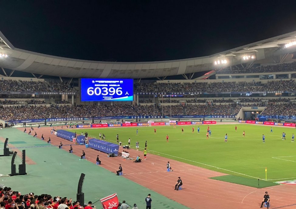 #南京vs苏州# 苏超南京大战苏州，苏超上座新纪录60396观众。0比0平了，双