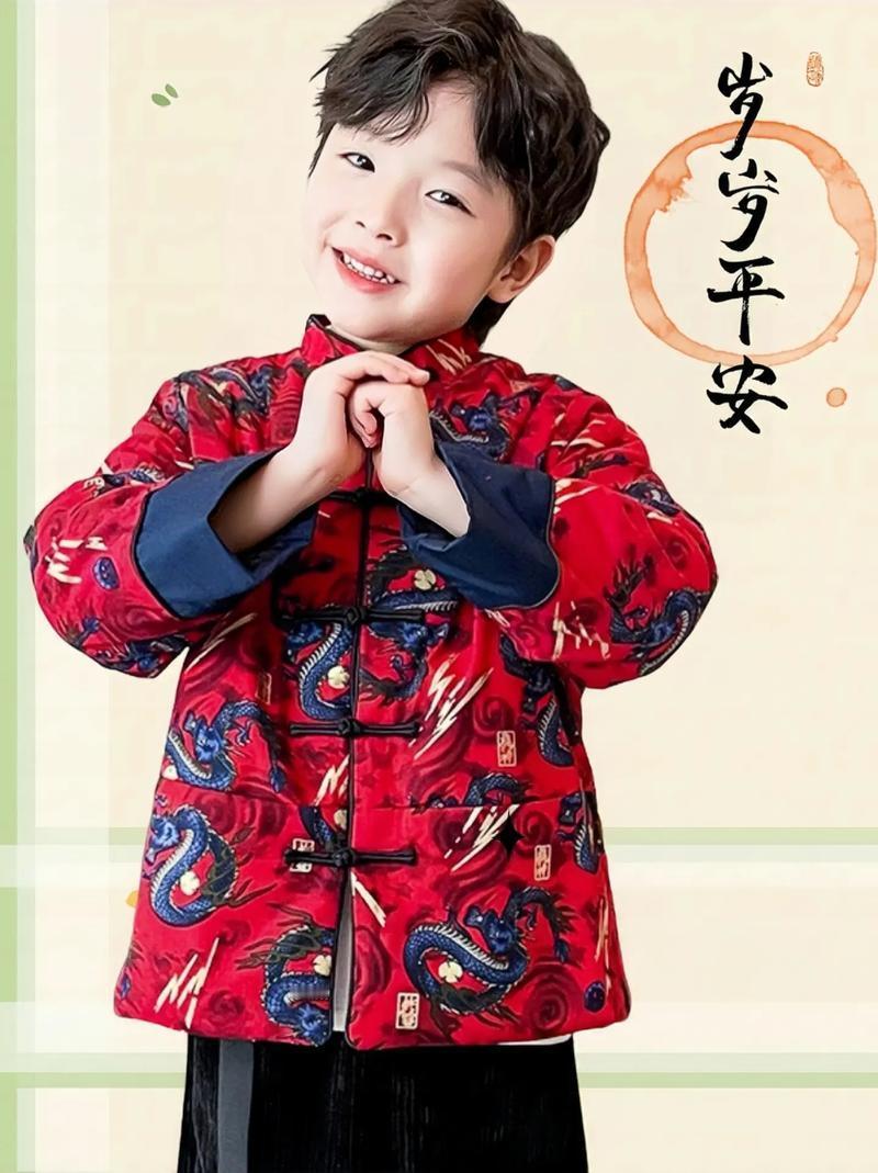 过年拜年，那真是天南地北各有风情！大年初一，哈尔滨的冰雕还泛着凉意，三亚的沙滩上