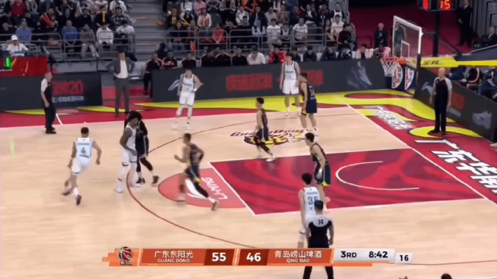 广东男篮外援萨林杰击打韦瑟斯庞眼睛，一场一个，这背后究竟是道德的沦丧，还是人性的