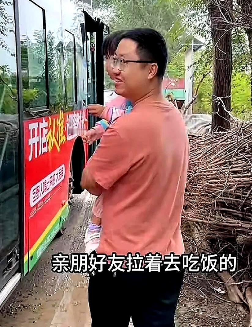 济南公务员苏子怀二胎，小区里吵翻了。
有人撇嘴：“头胎是闺女就急着追，老思想改