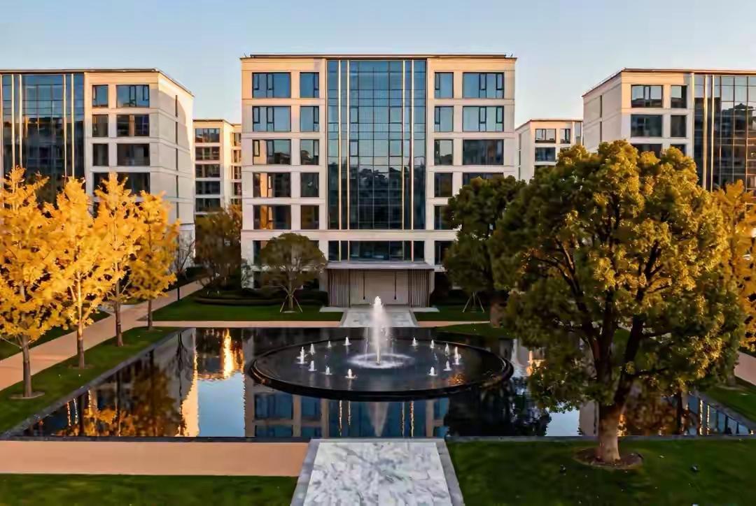 这份重磅新政的发布，无疑成为了近期房产圈、乃至整个社会的热议焦点。为什么？因为它