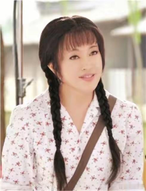 #狗仔曝刘晓庆撒谎送走男保姆三哥#多年来，她一直是大众关注的焦点，无论是她的作品