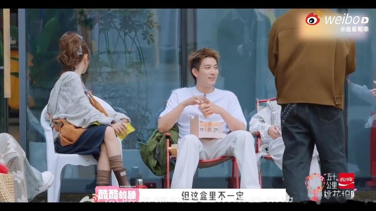 王子奇给贺峻霖盲盒包圆了如果朋友有评分，王子奇绝对是满分那种。靠谱、大方、会做饭