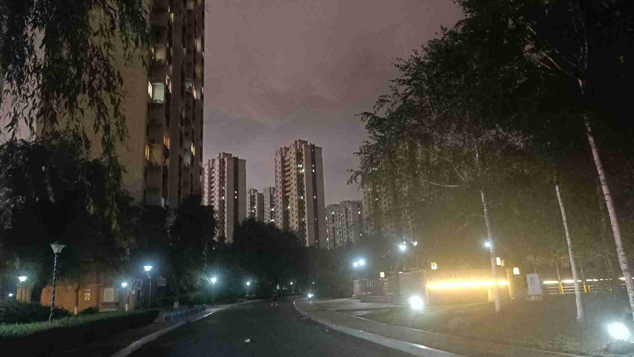 二十一点的小区，晚风裹着雨前的凉意，把白天的闷热都卷走了。白天里连呼吸都带着汗，