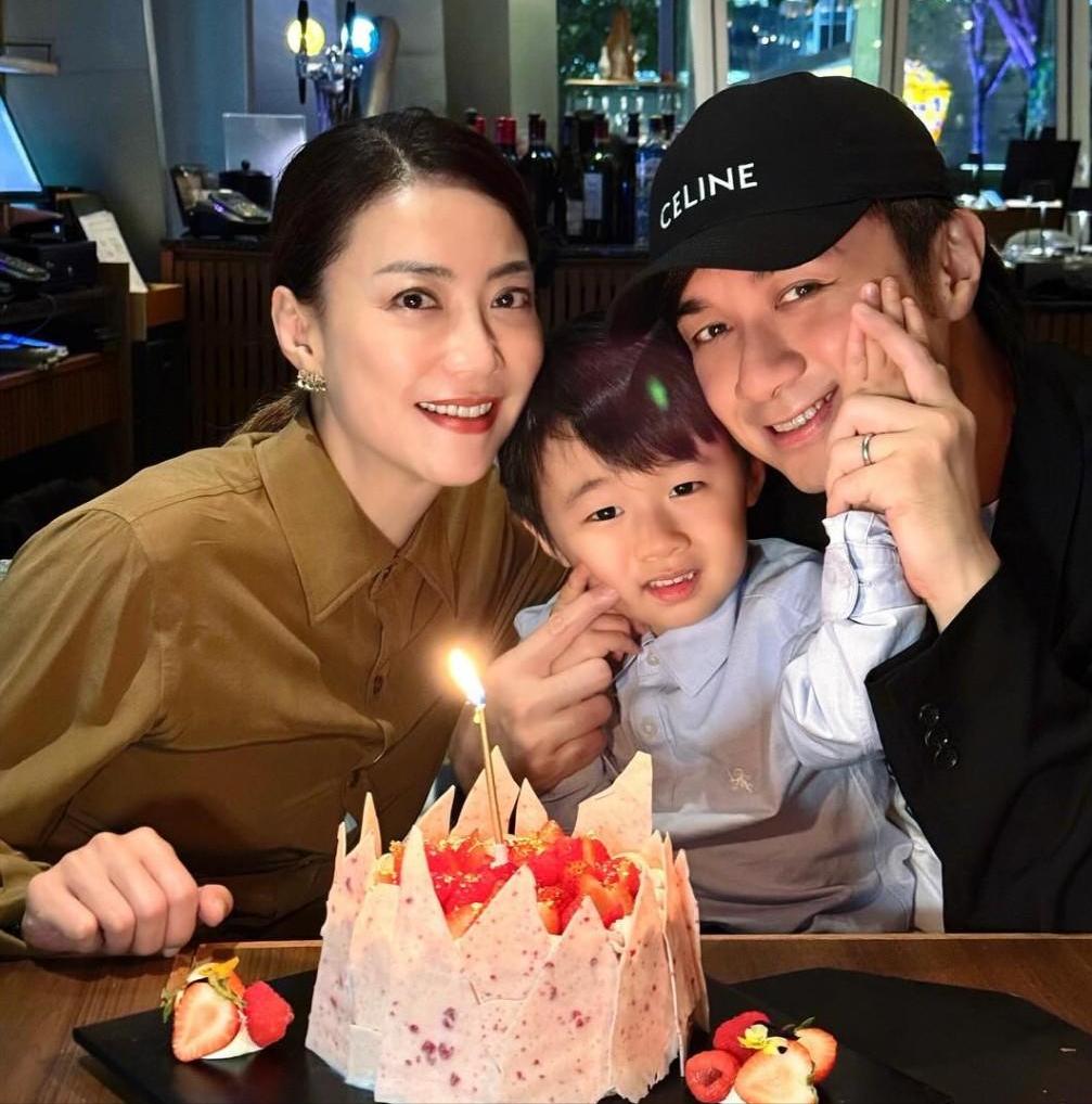 古巨基52岁了，他的老婆56岁，但是他们的儿子只有4岁。古巨基是大明星，以他的身