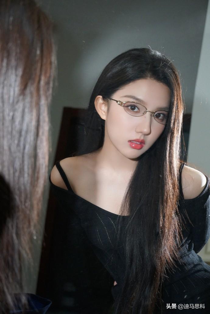 苏晓彤1998年出生于河南开封，毕业于北京电影学院，本就青春靓丽、灵动十足。
在