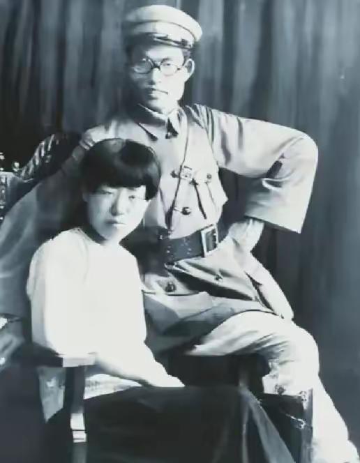1940年萧劲光和妻子朱仲芷在延安离婚了。按理说两口子都在本地为革命做事，是挺让