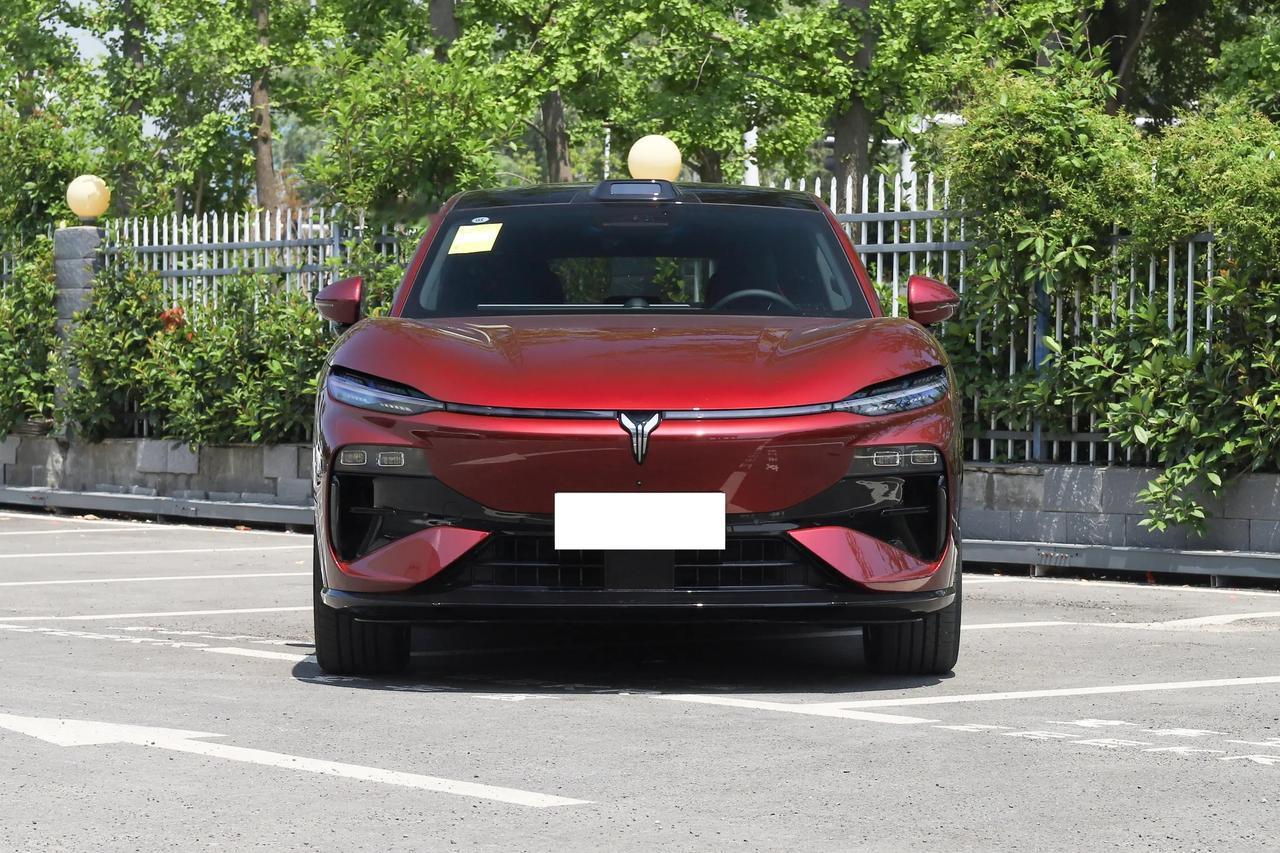 鸿蒙座舱5.2上车，这对岚图追光S来说是个机会，语音支持主驾免唤醒、能打断、能多