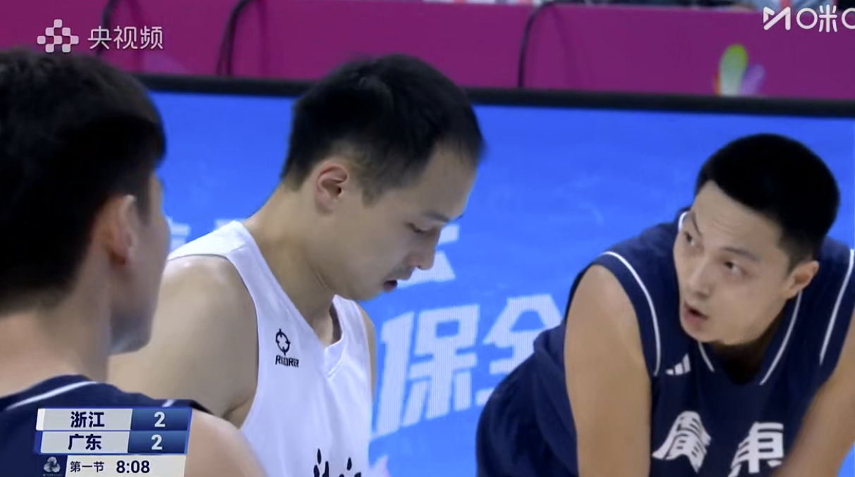 今天是王一博和胡明轩的对决！！！！ 