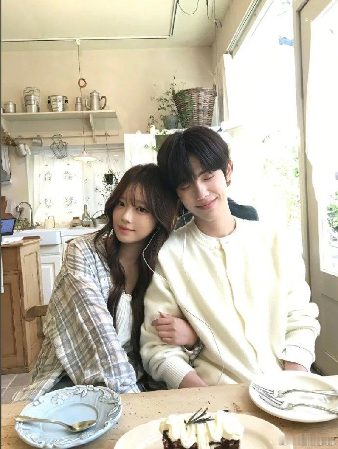 垫底辣孩回应恋情垫底辣孩很会拍cp感氛围合照吧，每一张都很韩。但是一张合照就说谈