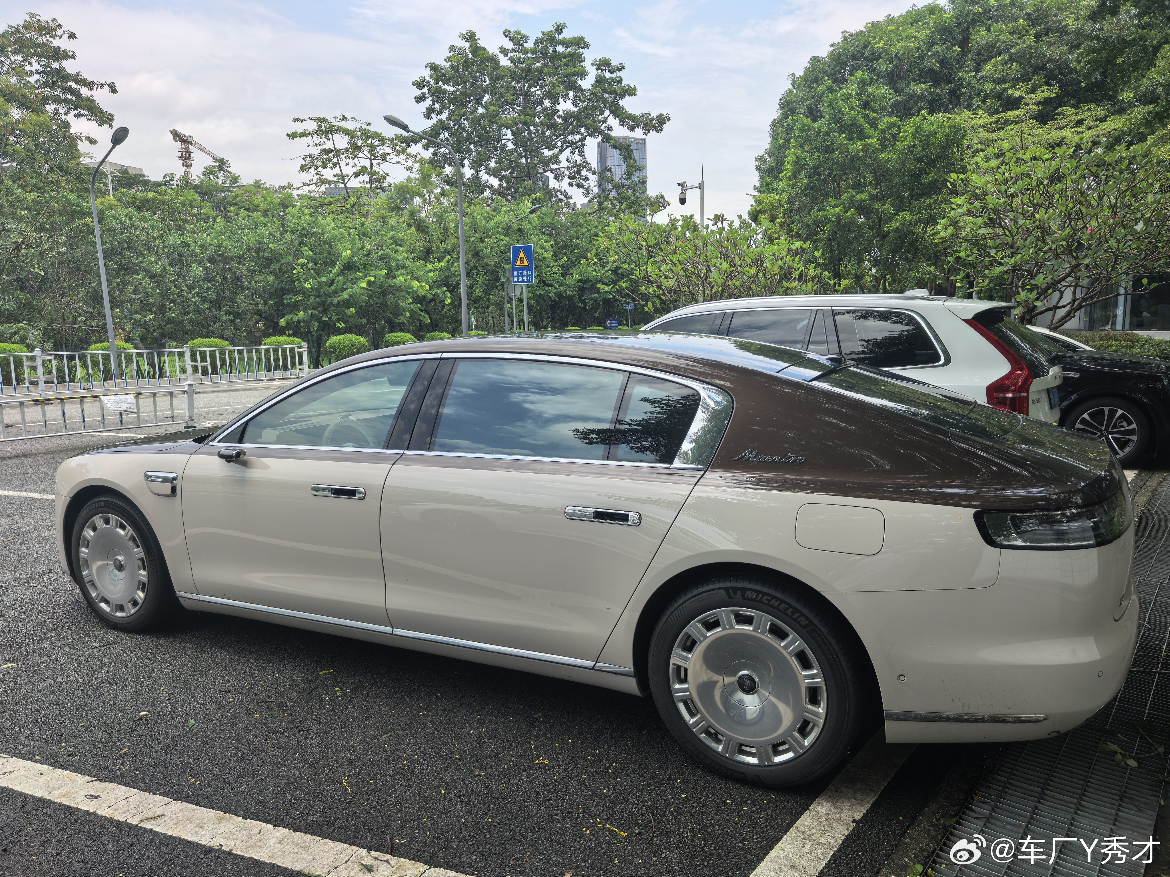 这个颜色的尊界S800感觉就低调了很多。汽车尊界s800