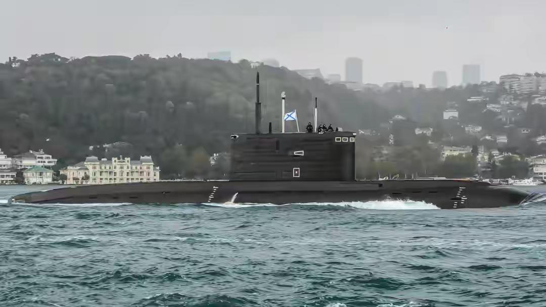 伊朗两艘潜艇进驻霍尔木兹海峡！特朗普：一支大舰队正驶向伊朗！