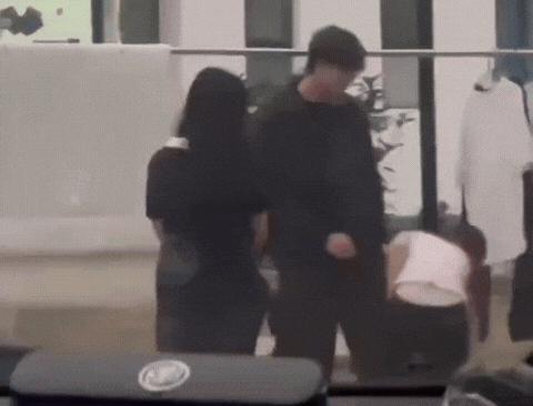 近日，山东某职业院校！

在宿舍楼下，一名脚踏两条船的男生被两位女生当场堵住。