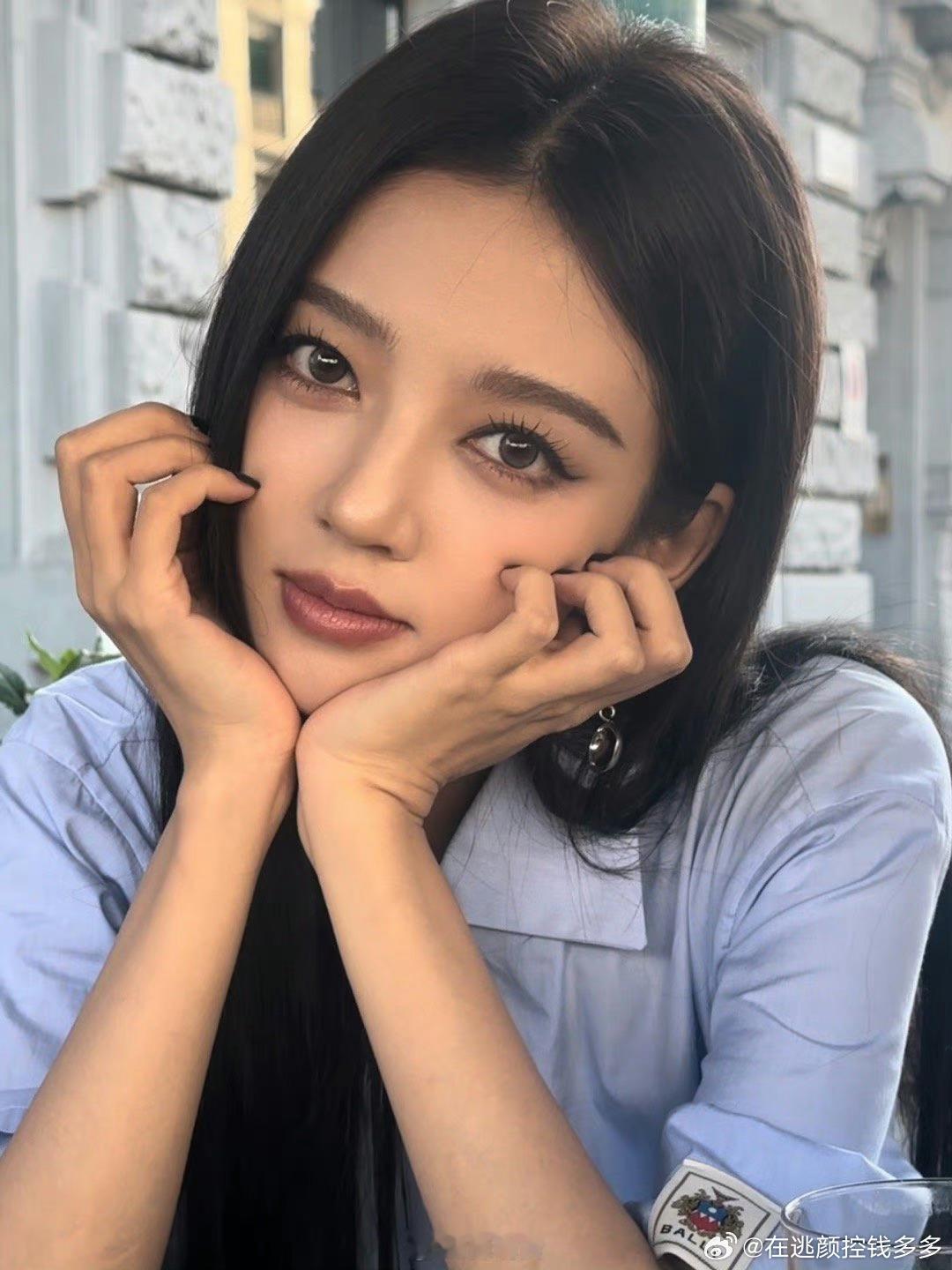 #这居然是何瑞贤#何瑞贤的脸特别有辨识度，就是一眼就记得住，不是网红脸也不会撞脸