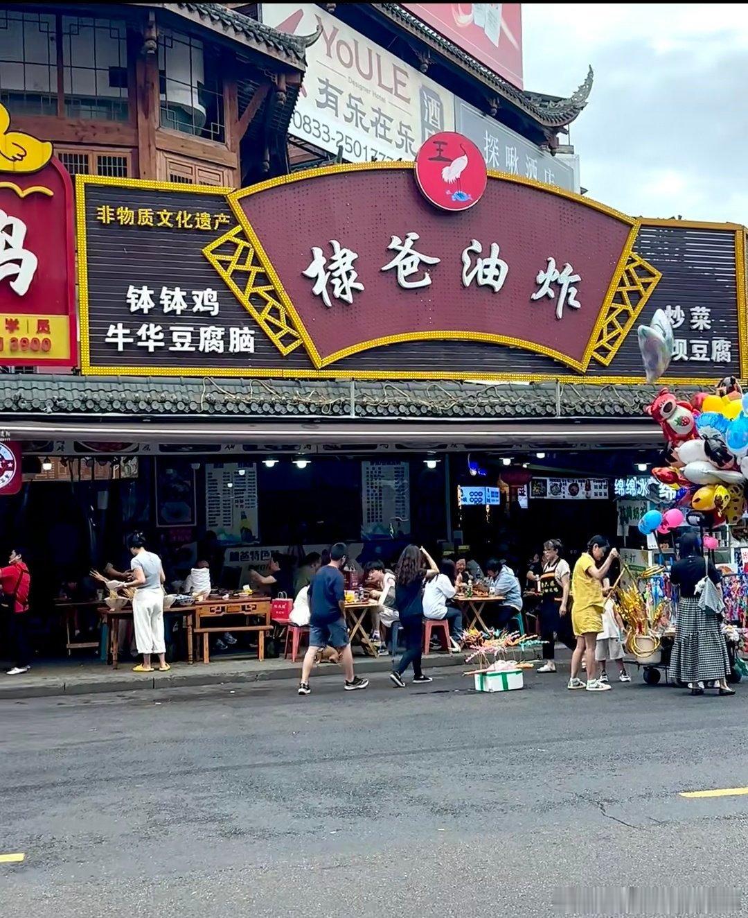 王鹤棣父亲回应店铺遭多条差评王鹤棣父亲经营的油炸店因儿子综艺言论风波遭遇经营危机