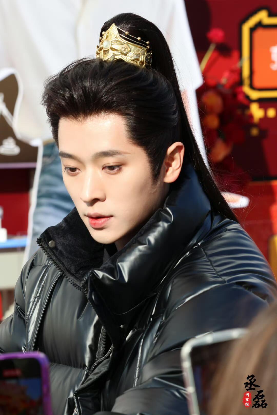 丞磊睫毛精大年初八开工日，疲惫感全靠丞磊的睫毛治愈！根根分明还自带眼线效果，这眉