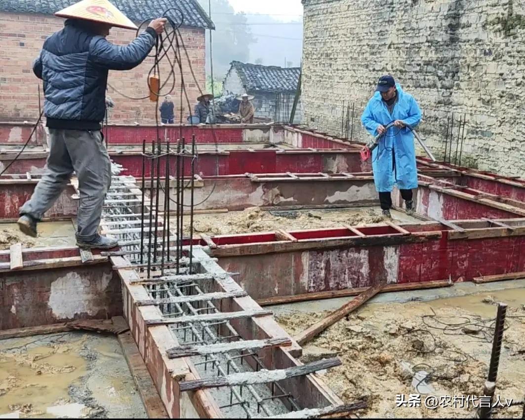 为啥农村人在城市买房了，还要回老家盖房子，这是为什么？看完下面就明白。
 
“城