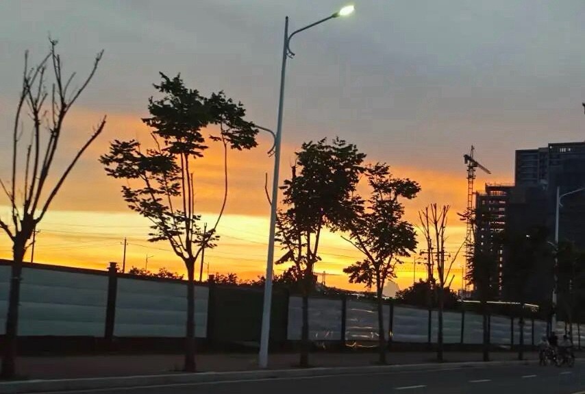 相册里总有一个不可战胜的夏天不知道你们有没有这种感觉，相册里存着一整个盛夏的回忆