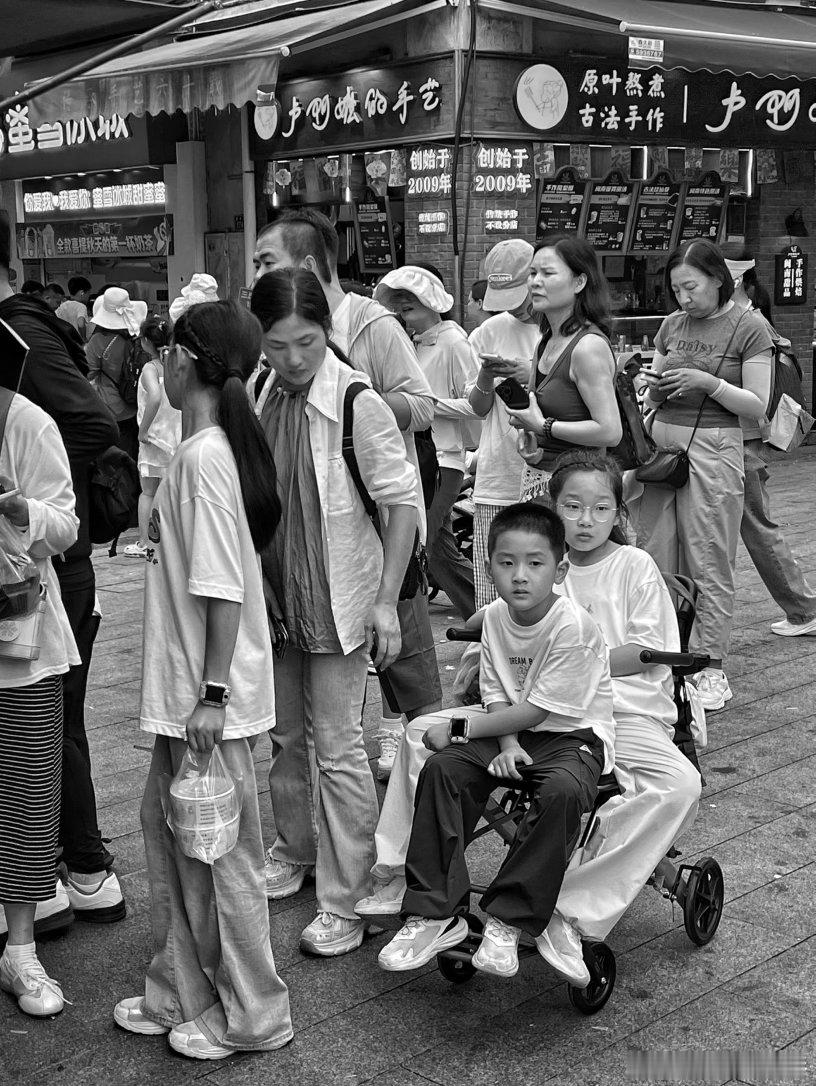 摄影人  街拍厦门：王鹭佳2026在路上？摄影人选择了人文纪实摄影，也就记录了生