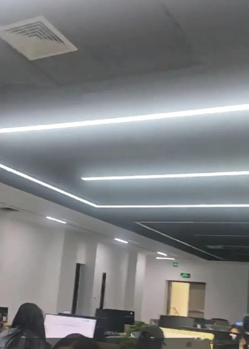 员工关系hr给一个00后的新人小姑娘办理入职，回来就气呼呼的跟我们说：你们见过入