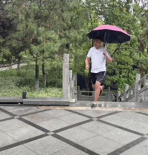 我算看出来了，你是一到没人的地方就肆无忌惮的放飞你自己了，还得专门挑下雨天！[赞