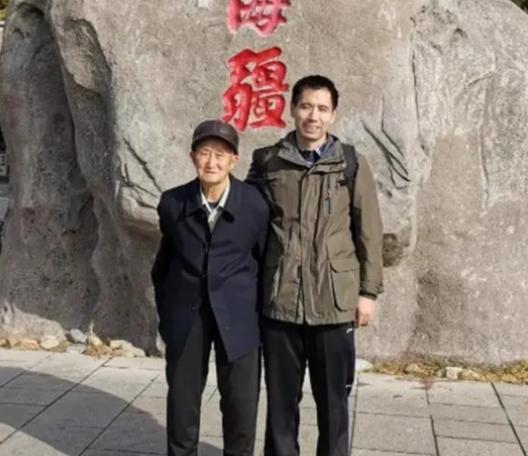 1979年5月，内蒙古47岁农民将仅有2个月大的弃婴抱回家中。不曾想32年后，弃