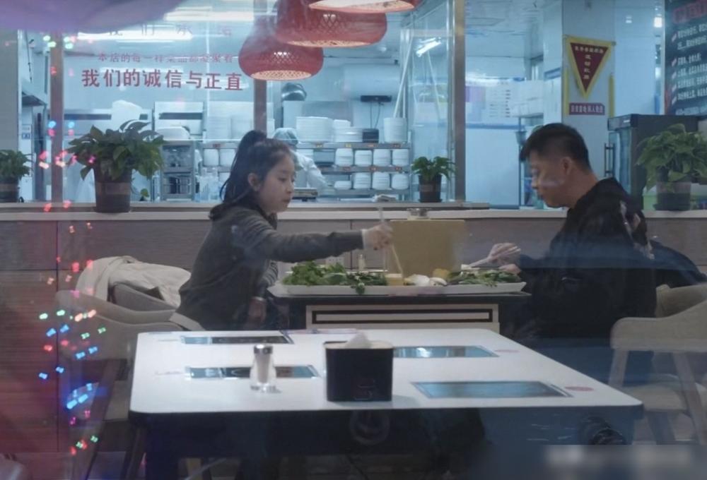 谢广坤猛地撞开火锅店大门，指着谢永强鼻子咆哮：你还要不要脸了？
 
桌上的红油火