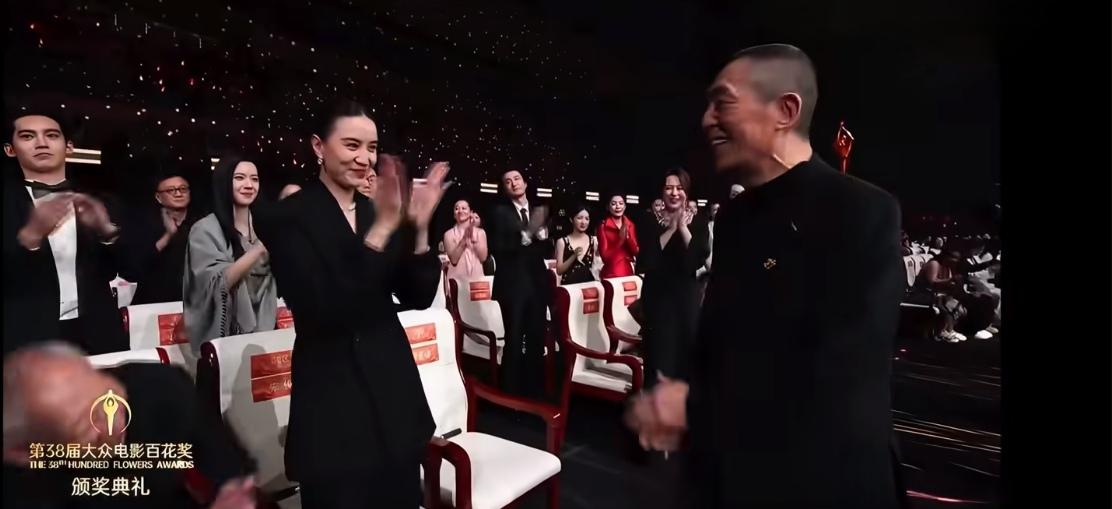哪吒获奖无人站起，惊蛰获奖却全体起立
是致敬导演资历，还是真的单纯看不起动画电影