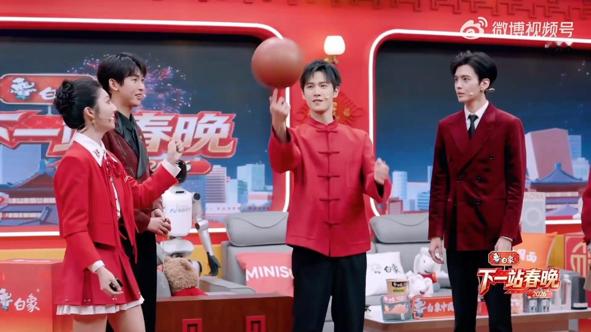 李昀锐：“简单转个篮球吧”新中式篮球小林这个帅啊…… 下一站春晚