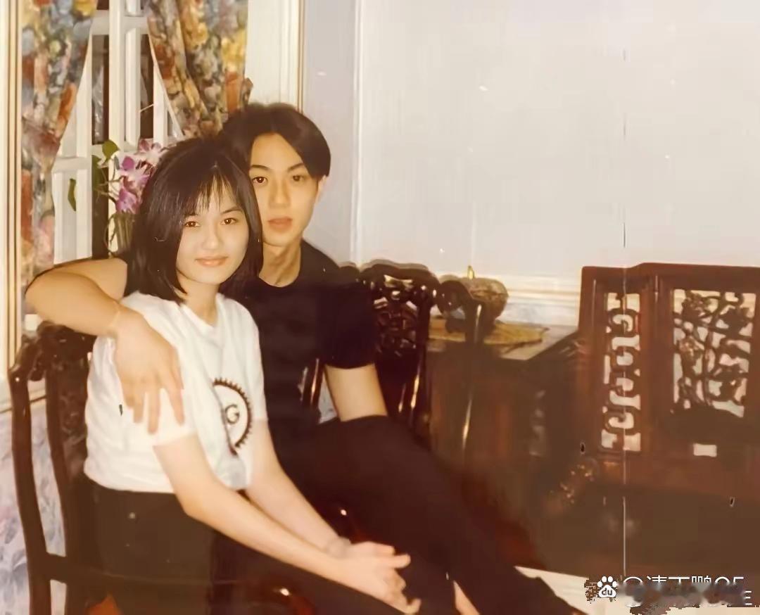 吴尊和太太年轻时的合影曝光，两人十几岁时就已相爱。林丽莹美丽家境好，是白富美 ​