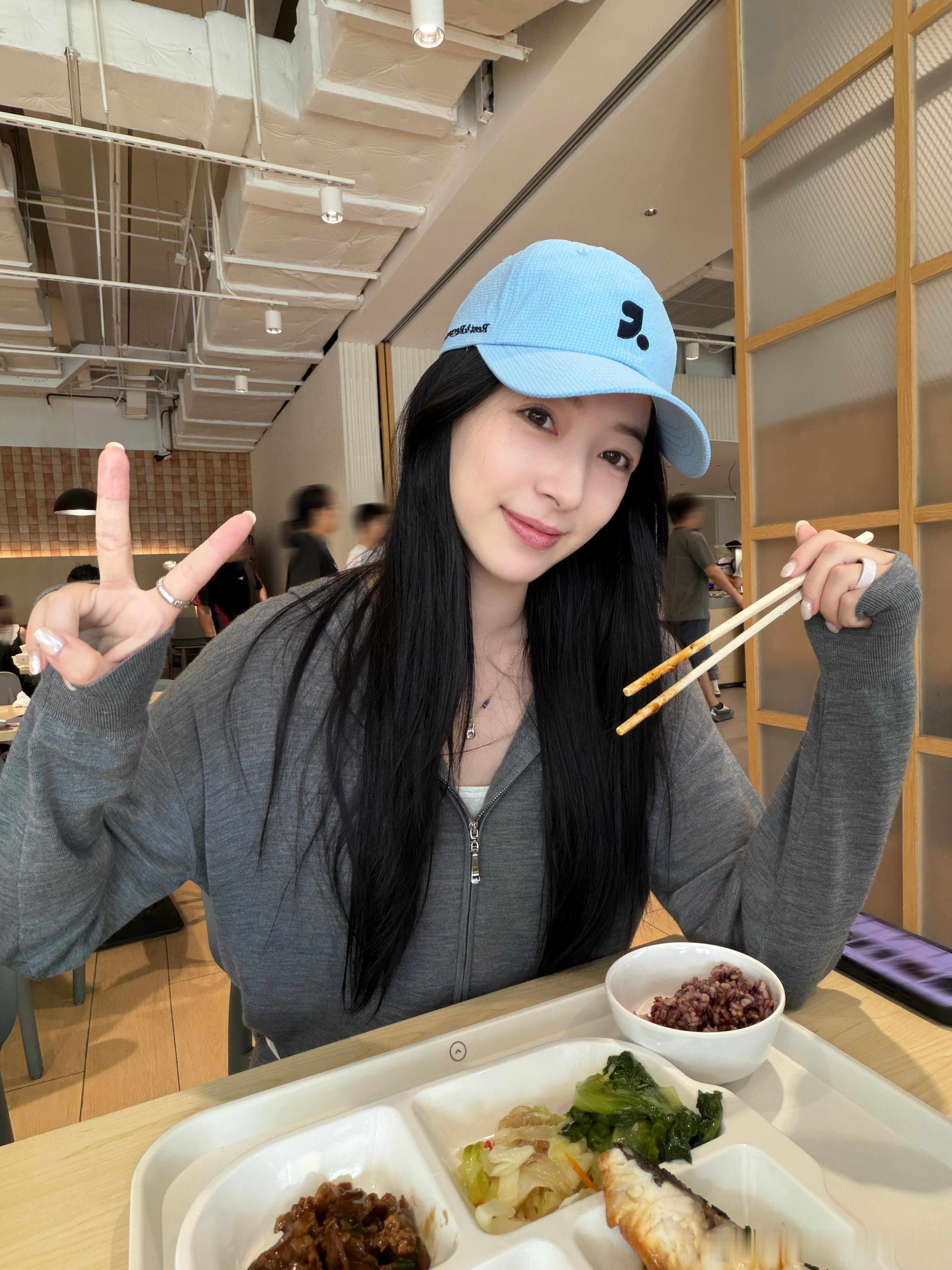 终于周五啦，这一周过得感觉好长啊！！今天要快点把该开的会都开完明天约新品直播咯～